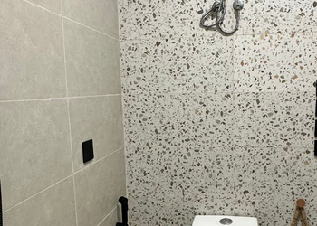 استديو بأثاث مريح وبسيط 