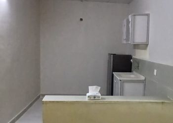 شقة بغرفة معيشة وغرفتين نوم 