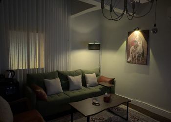 شقة بصالة أنيقة ودخول ذاتي 