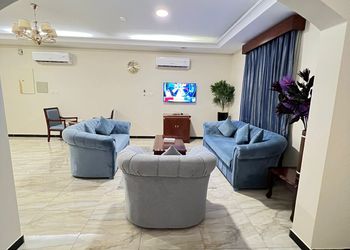 شقة بغرفة معيشة وغرفة نوم 