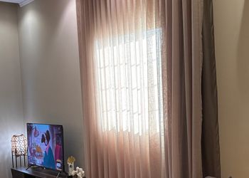 استوديو مميز بطابع خشبي هادئ
