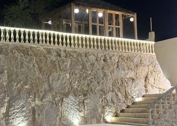 منتجع  بملحق خارجي مطل على الحديقه 