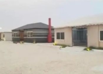 مخيم ببيت شعر وألعاب أطفال 