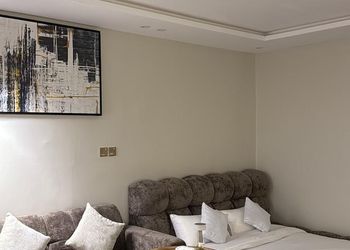 استديو بأثاث مريح وبسيط 