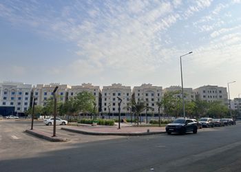شقة اربع غرف نوم بصالة أنيقة