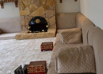 استراحة بجلسة وملعب كورة طائرة 