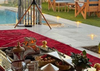 شاليه بجلسة تطل على مسبح خارجي 