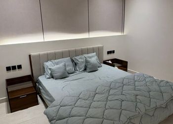 شاليه بمسطح اخضر ومسبح