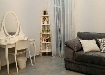 استراحة بمسطح اخضر وجلسة خارجية