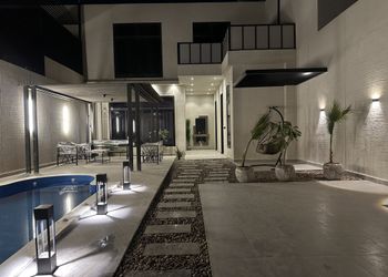 شاليه بجلسة خارجية وتصميم أنيق 