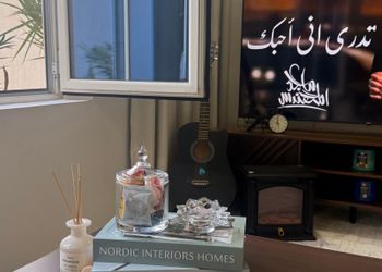 استديو بأثاث مريح وبسيط 
