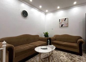 استديو بأثاث مريح وبسيط 