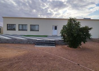 استراحة ببيت شعر وفناء خارجي