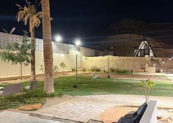 استراحة بمسطح اخضروجلسة خارجية 