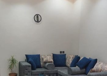 شقة بصالة وثلاث غرف نوم