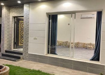 شاليه بجلسة خارجية و مسطح اخضر