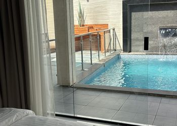 شاليه بغرفة نوم مطلة على المسبح 