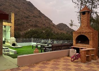 مزرعة بإطلالة جبلية واشجار 