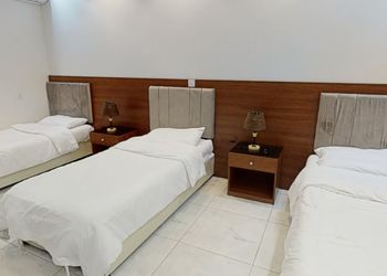 شاليه بمسطح اخضر وجلسة خارجية 