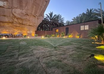 مزرعة محاطة بالجبال