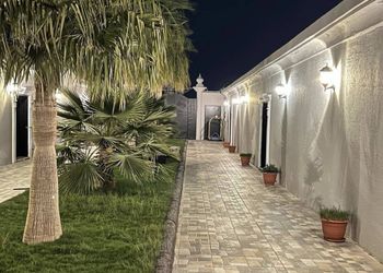 شاليه بمسطح اخضر وجلسة خارجية 