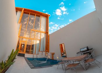 كوخ بمسبح خارجي وأجواء ممتعة 