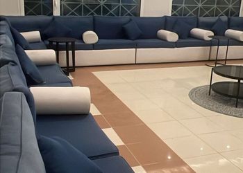 استراحة بجلسة خارجية ومسطح اخضر