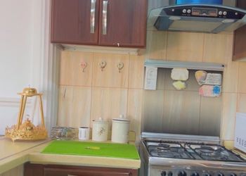 شاليه بمسطح اخضر وجلسة خارجية 