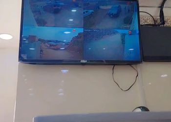 شاليه بجلسة تطل على مسبح خارجي 