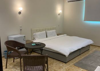 استديو بسرير ماستر وأثاث مريح 