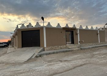 شاليه بجلسة خارجية ومطبخ