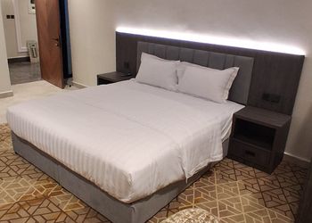 استديو بسرير ماستر وجلسة 