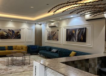 شاليه بمسطح اخضر وجلسة خارجية 