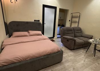 استديو لطيف بسرير ماستر وجلسة 
