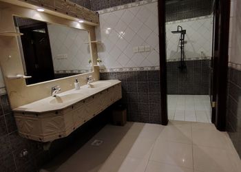 استديو بأثاث مريح وبسيط 