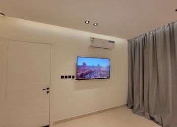 استديو هادئ بسرير وطاولة طعام
