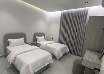 شاليه بمسطح اخضر ومسبح 