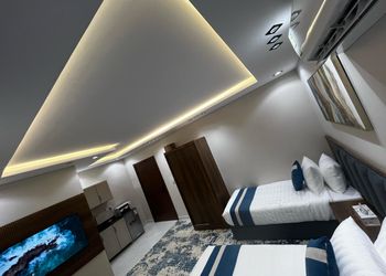 استديو بأثاث مريح وبسيط 