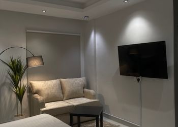 استديو بأثاث مريح وبسيط 