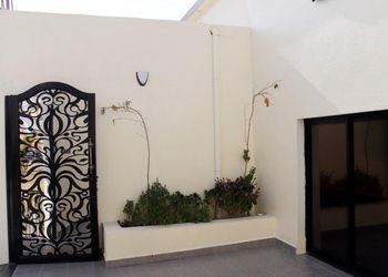 شاليه بصالة مطلة على المسبح 