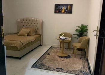 استديو بسرير مفرد وأثاث مريح 