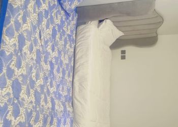 شاليه بمسطح اخضر وجلسة خارجية