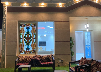 شاليه بمسطح اخضر ومجلس داخلي