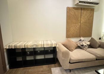 شقة بغرفة معيشة وغرفة نوم 