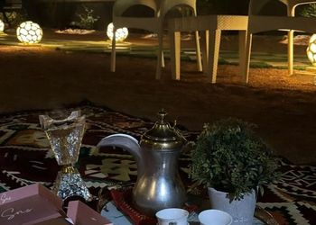 شاليه بمسطح اخضر ومسبح 