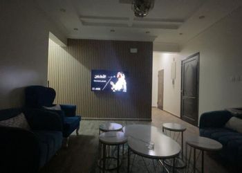 شقة بغرفة جلوس وغرفتين نوم 
