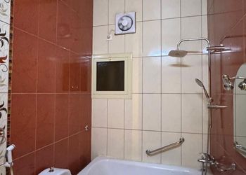 شقة بغرفة معيشة وغرفتين نوم 