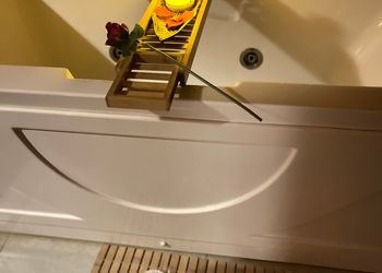 كوخ انيق بإطلاله على مسبح وحديقة