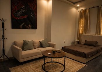 استديو بسرير مفرد وأثاث مريح 