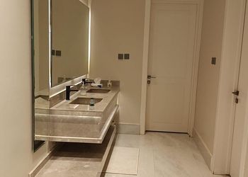 استراحة بمجلس واسع وفناء خارجي 